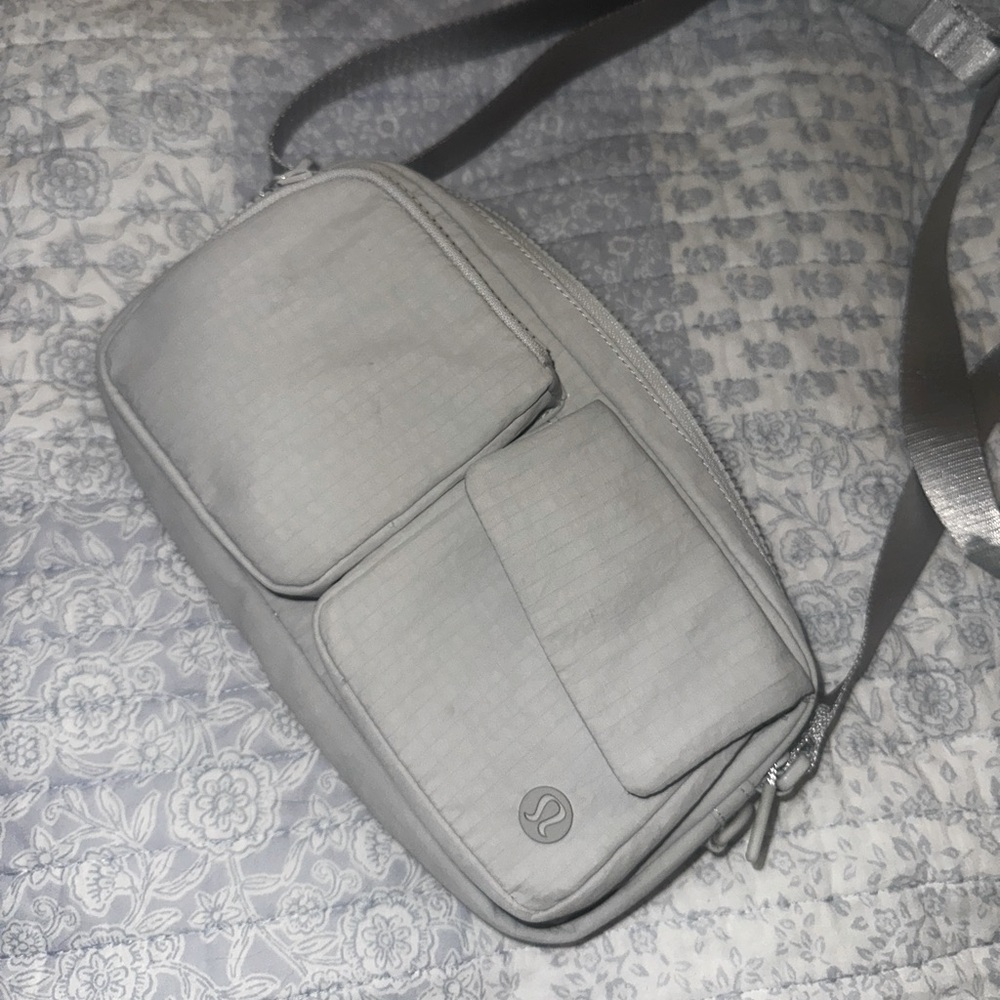 Lululemon multi-pocket crossbody bag